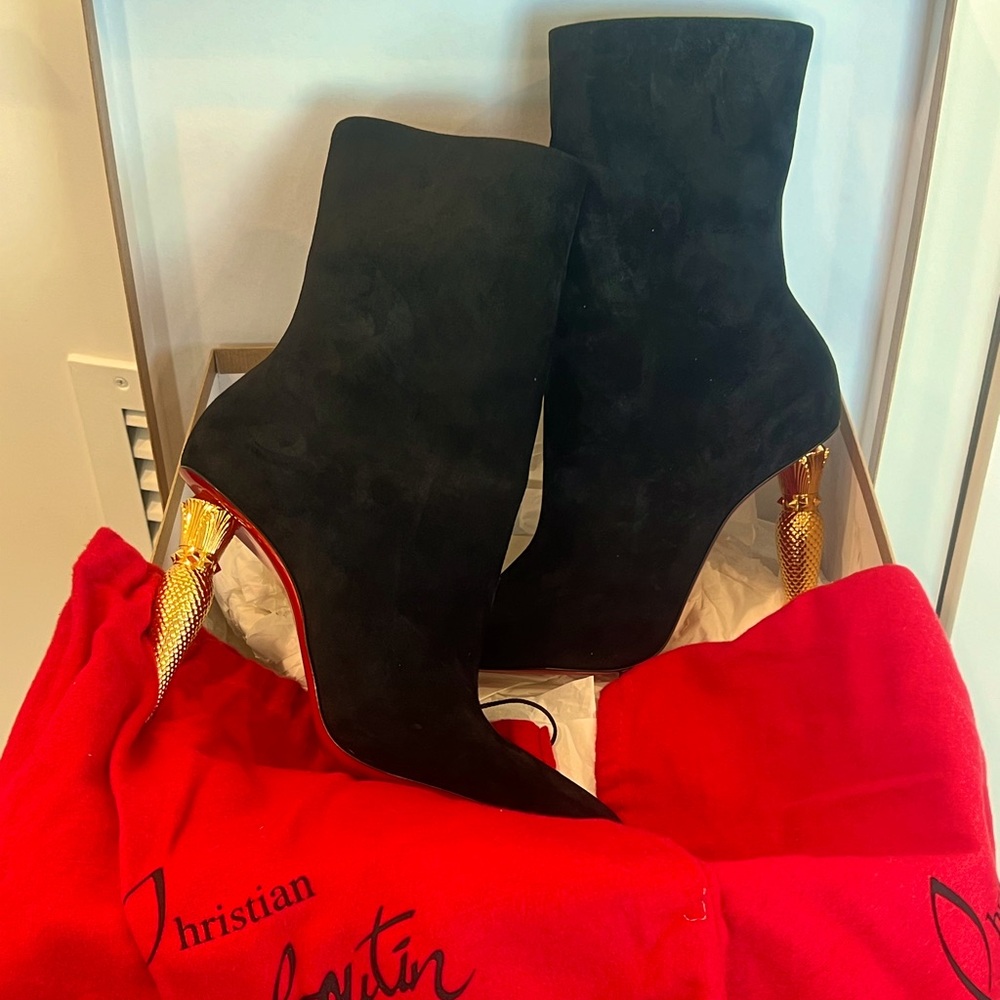 Black suede booties, new never worn